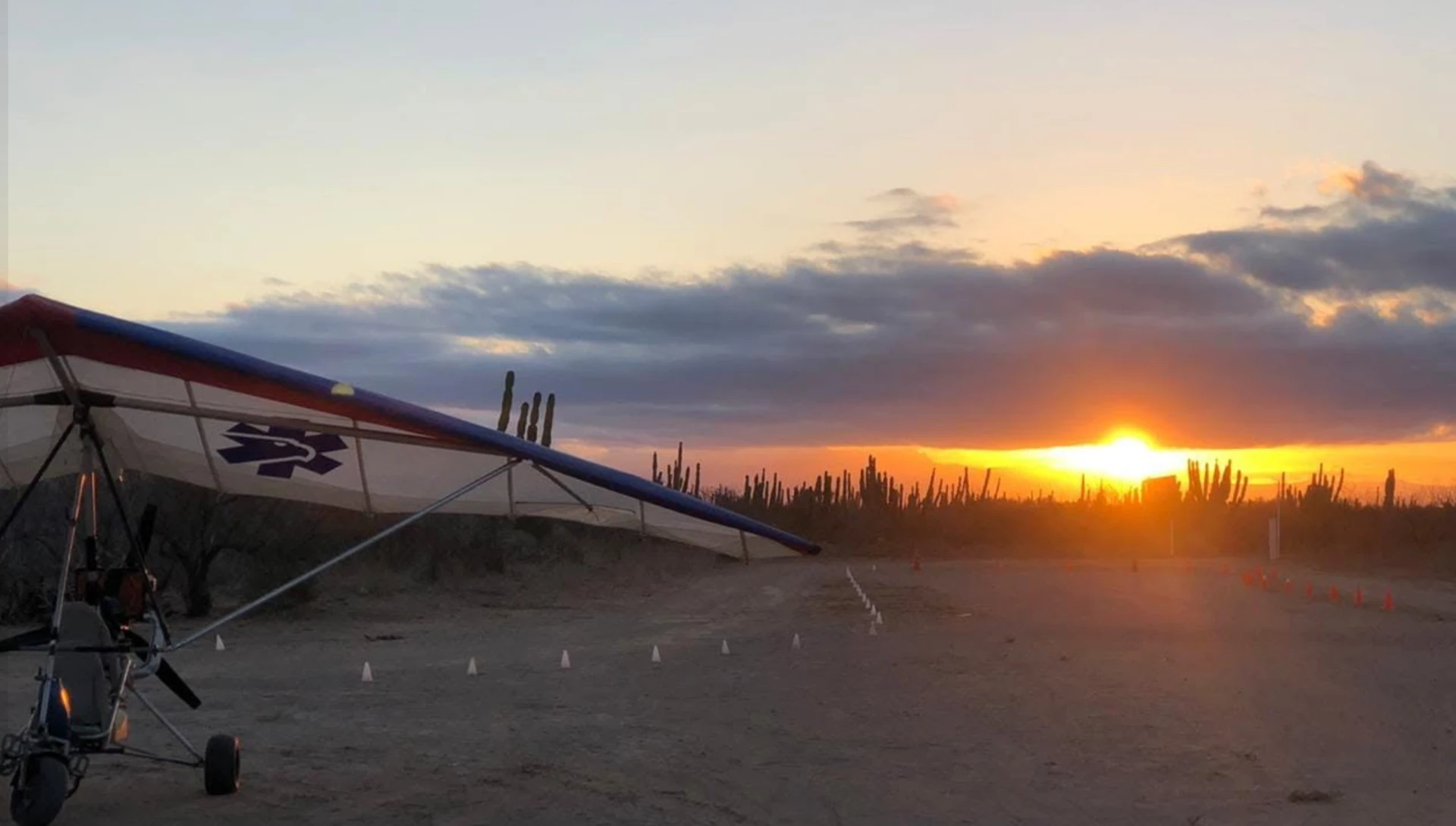 Ultraligero listo para despegar al atardecer